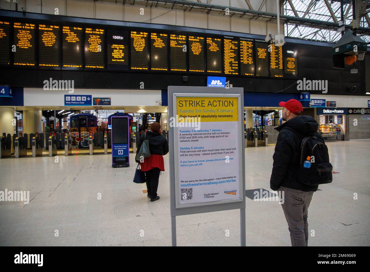 Londra, Regno Unito. 3rd Jan, 2023. La stazione di Waterloo era molto deserta alle 10,30 del mattino il giorno in cui era normalmente molto affollata con i pendolari dopo la pausa di Natale. 40.000 lavoratori ferroviari iniziano 5 giorni di sciopero consecutivo con solo circa il 20% dei treni in funzione. Credit: Notizie dal vivo di Mark Thomas/Alamy Foto Stock