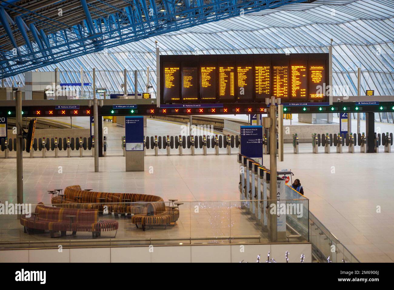 Londra, Regno Unito. 3rd Jan, 2023. La stazione di Waterloo era molto deserta alle 10,30 del mattino il giorno in cui era normalmente molto affollata con i pendolari dopo la pausa di Natale. 40.000 lavoratori ferroviari iniziano 5 giorni di sciopero consecutivo con solo circa il 20% dei treni in funzione. Credit: Notizie dal vivo di Mark Thomas/Alamy Foto Stock