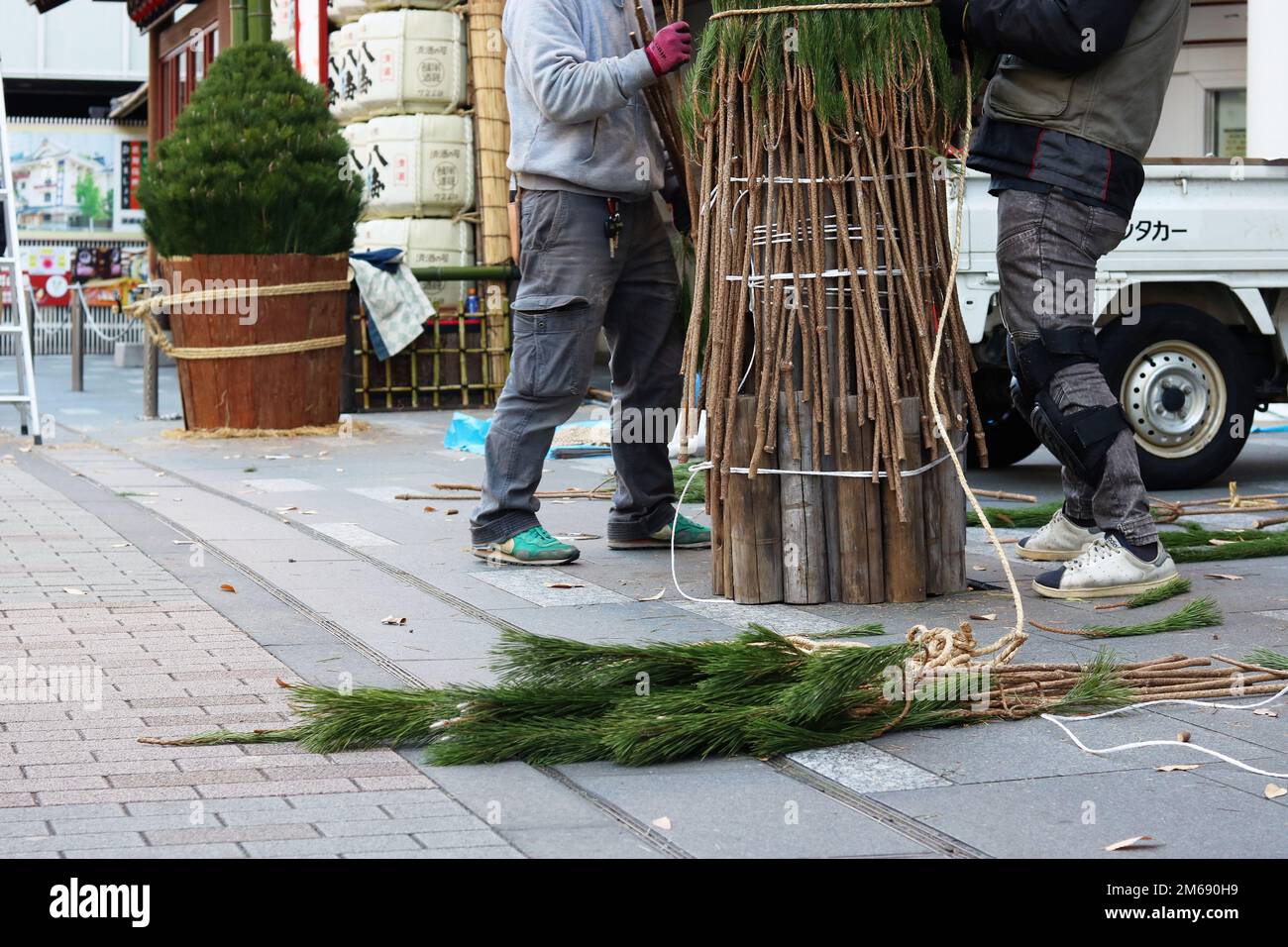 TOKYO, GIAPPONE - 29 dicembre 2022: Una decorazione di Capodanno Kadomatsu è stata allestita di fronte al teatro Kabuki-za kabuki di Ginza. Foto Stock