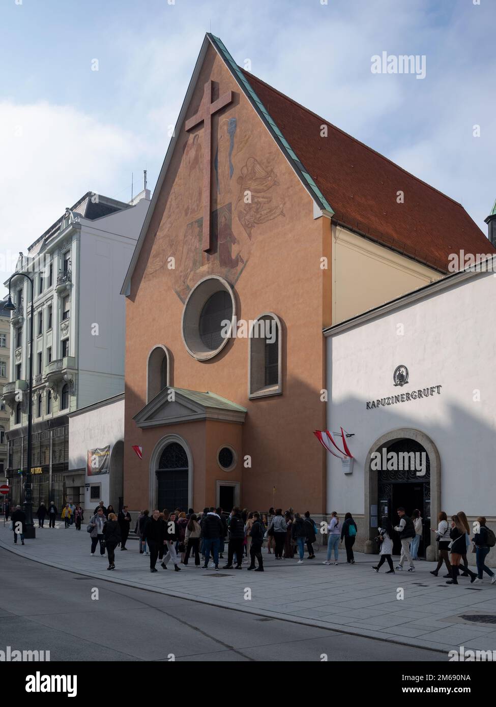 Vista del Kapuzinergraft una volta funeraria di famiglia della dinastia degli Asburgo nella piazza centrale principale di Vienna, Austria. Foto Stock