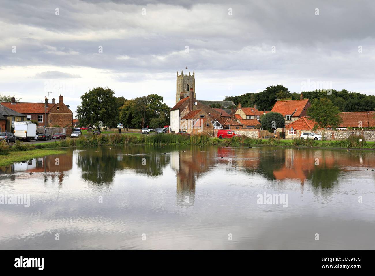 Vista sul laghetto delle anatre del villaggio di Great Massingham, North Norfolk, Inghilterra, Regno Unito Foto Stock
