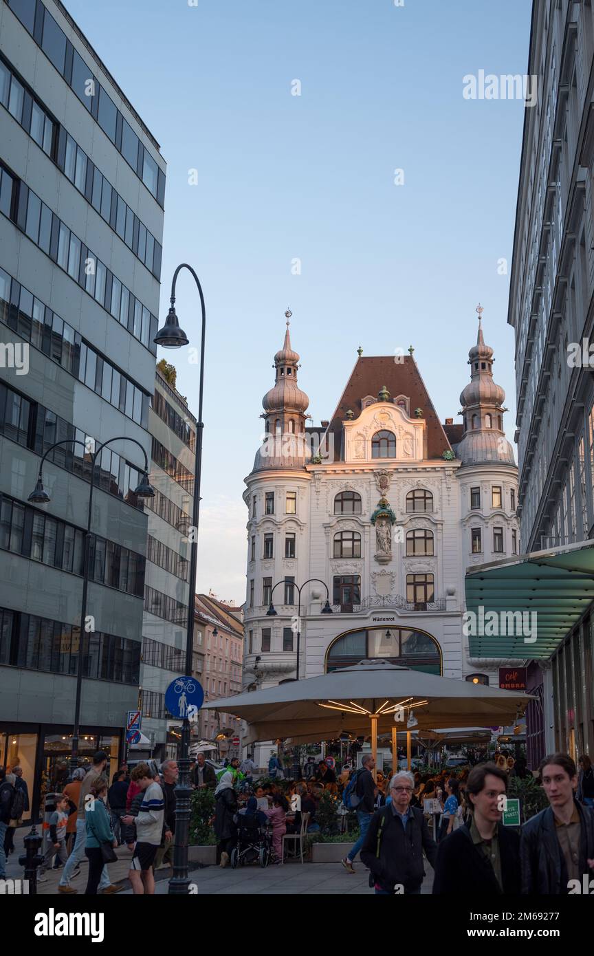 Vista dei ristoranti nel centro della città principale, innere stadt, circondato da antichi edifici storici catturati a Vienna, Austria. Foto Stock