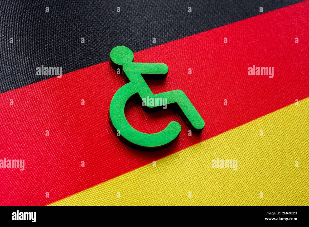 Persona disabile segno e bandiera della Germania. Foto Stock