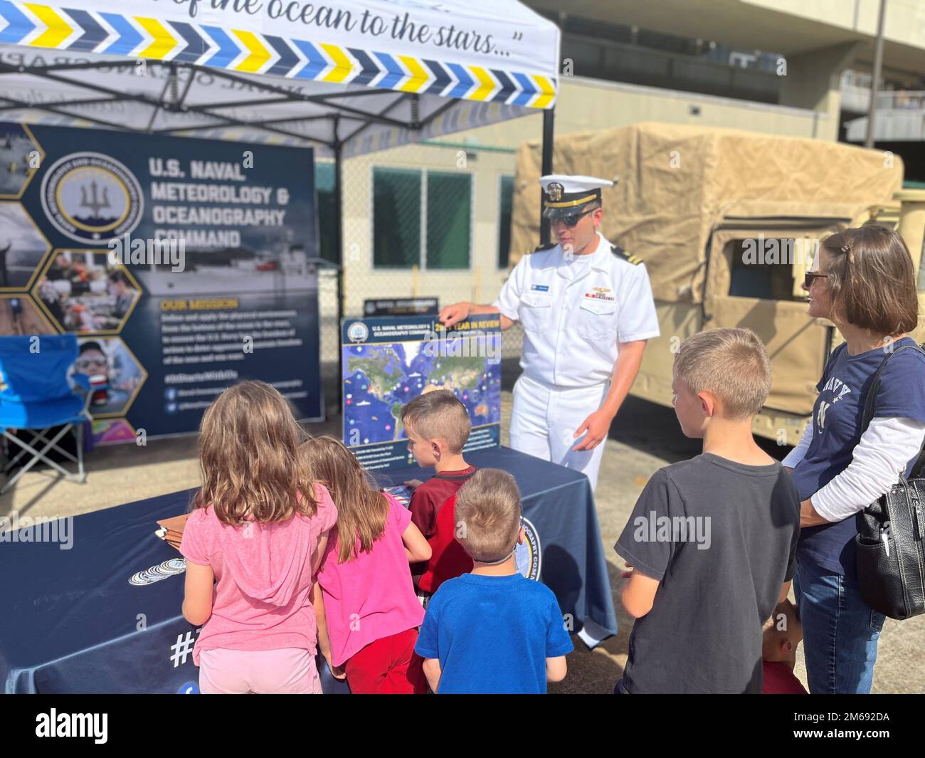 NEW ORLEANS —— la città di New Orleans ha ospitato la Navy Week 2022 e gli Stati Uniti Il comando Naval Meteorology & Oceanography (Oceanografia Navale) ha partecipato ad una mostra statica completa sul molo di Julia Street accanto ai cacciatorpediniere di classe Arleigh-Burke USS Farragut e USS Lassen, USCG Cutter Daniel Tarr e la nave navale francese la Combattante, dal 18 al 22 aprile. La serie di eventi della settimana è iniziata lunedì con una conferenza stampa formale alla quale hanno partecipato il sindaco di New Orleans, RDML Ron Piret, comandante, Naval Meteorology & Oceanography Command, e altri Stati Uniti Comandanti della Marina e della Guardia Costiera. Oceanografia navale Foto Stock