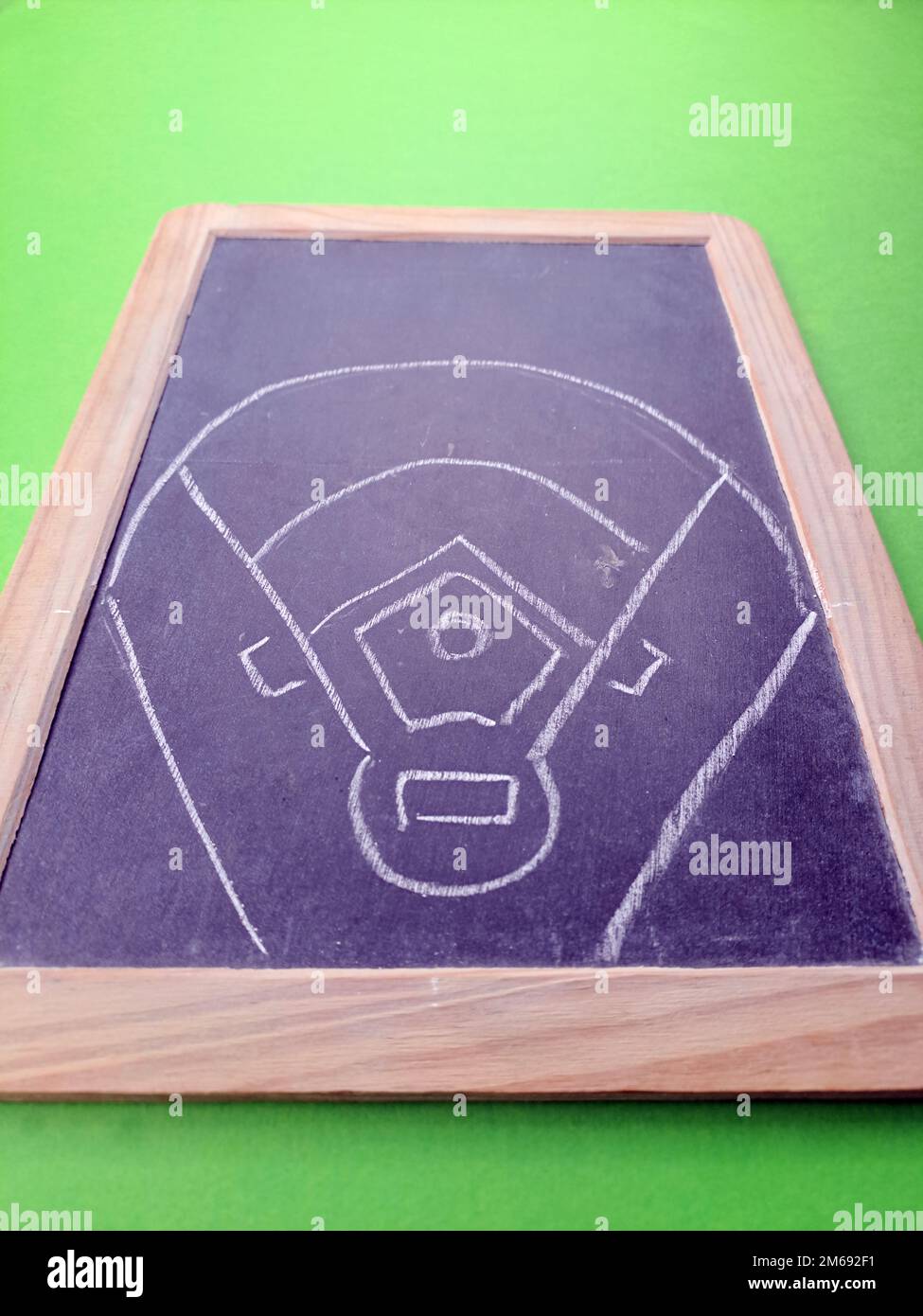 Illustrazione del campo da baseball sulla lavagna, sfondo di colore verde. Foto Stock
