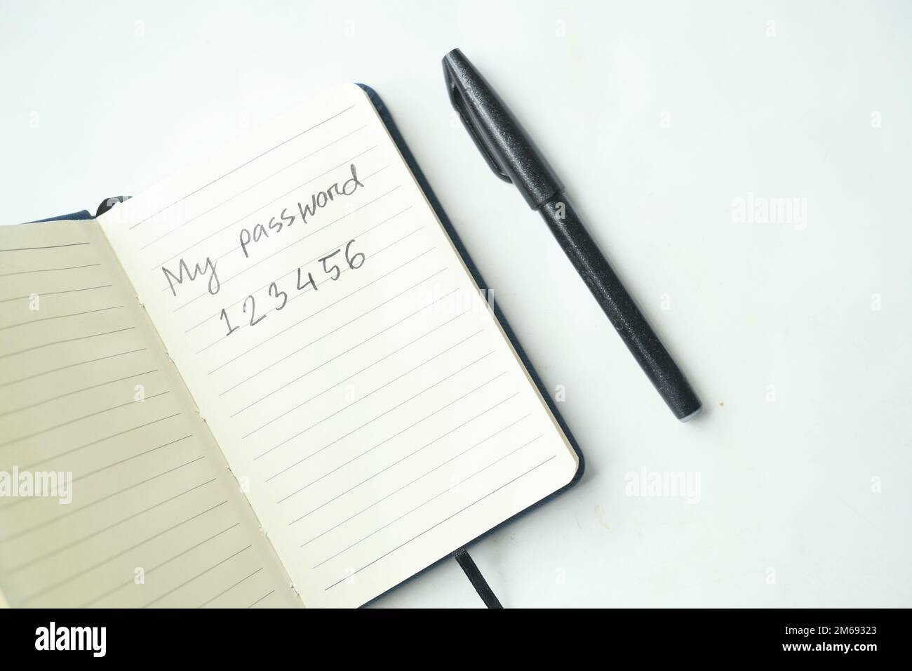 scrittura della password su una nota adesiva Foto Stock