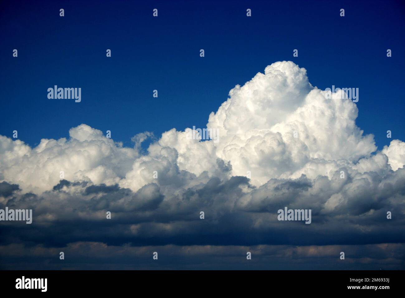 Nuvola grande su sfondo cielo blu 2 Foto Stock