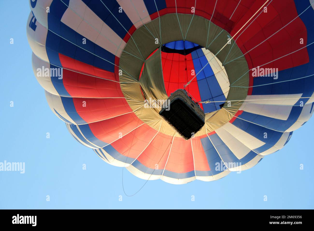 Mongolfiera con basket sale nel cielo Foto Stock