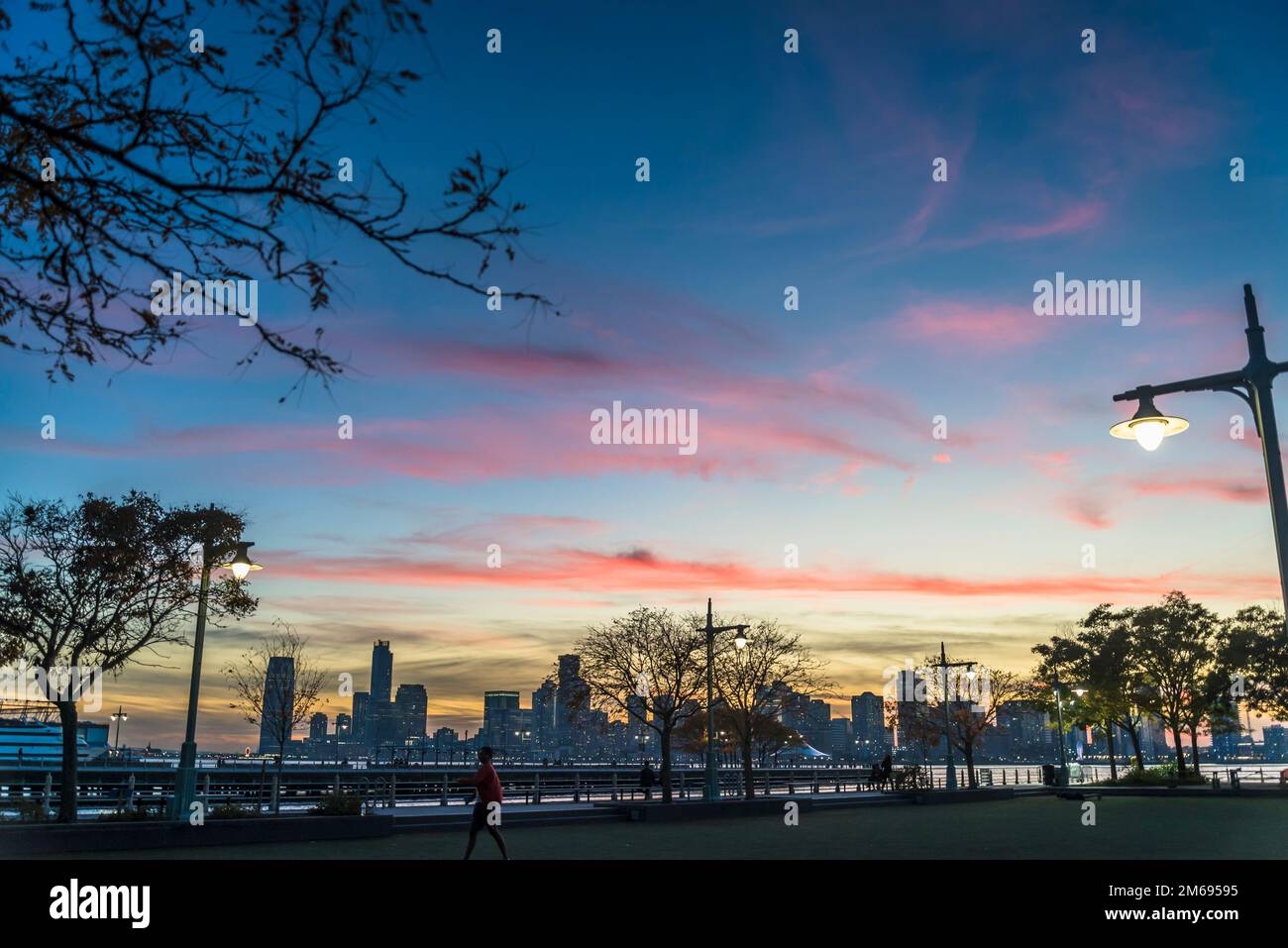 Vista del New Jersey da Lower Manhattan al tramonto, New York City, USA Foto Stock