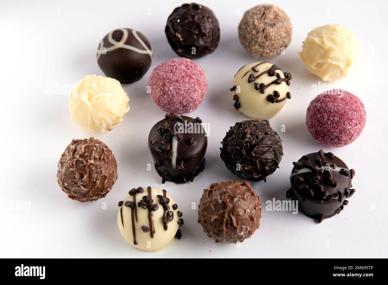 foto caramelle di colore diverso giacendo su uno sfondo bianco Foto Stock
