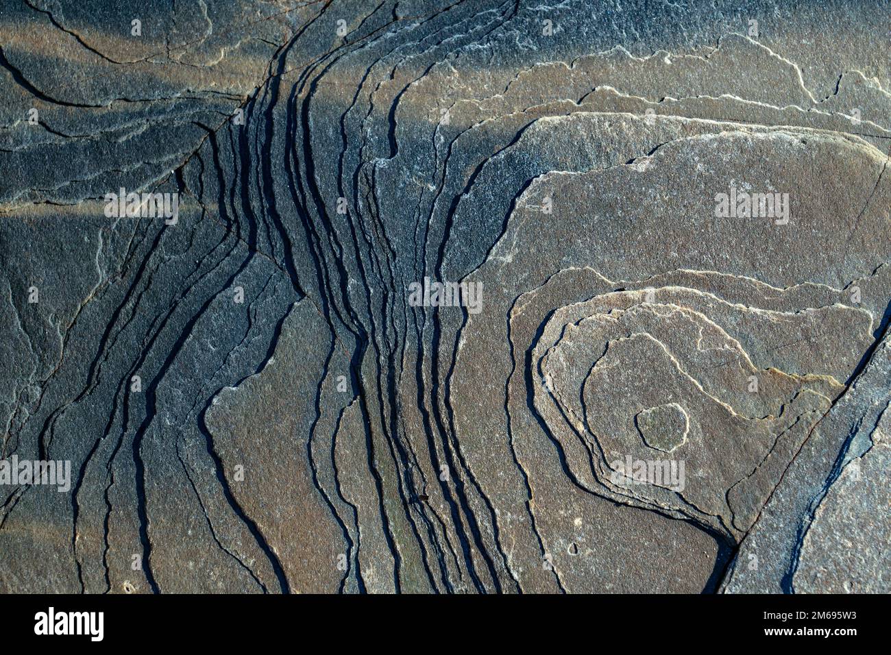 Fondo naturale di roccia su una spiaggia nel nord della Spagna Foto Stock