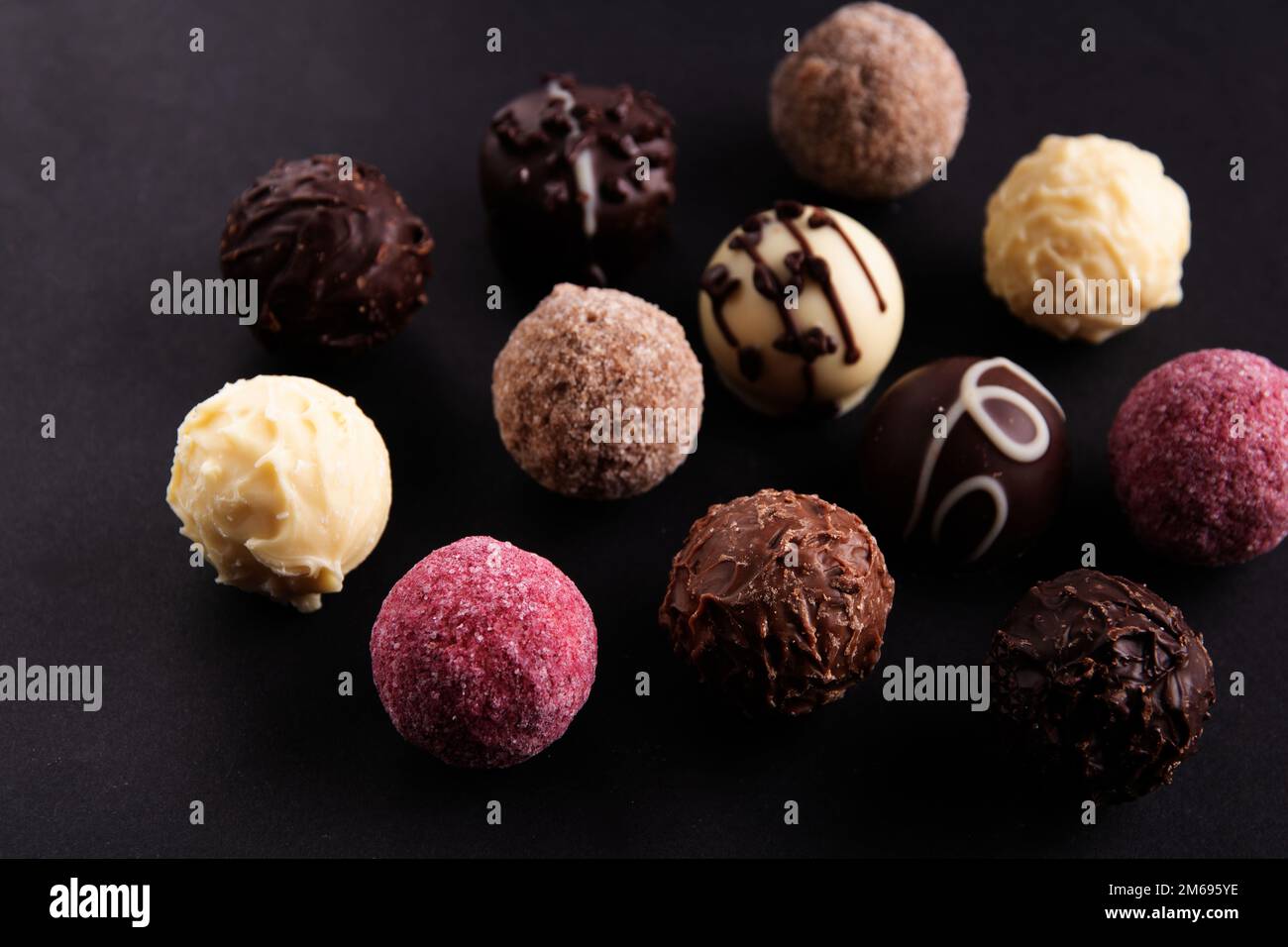 dessert al cioccolato dolce fotografico in assortimento su sfondo nero Foto Stock