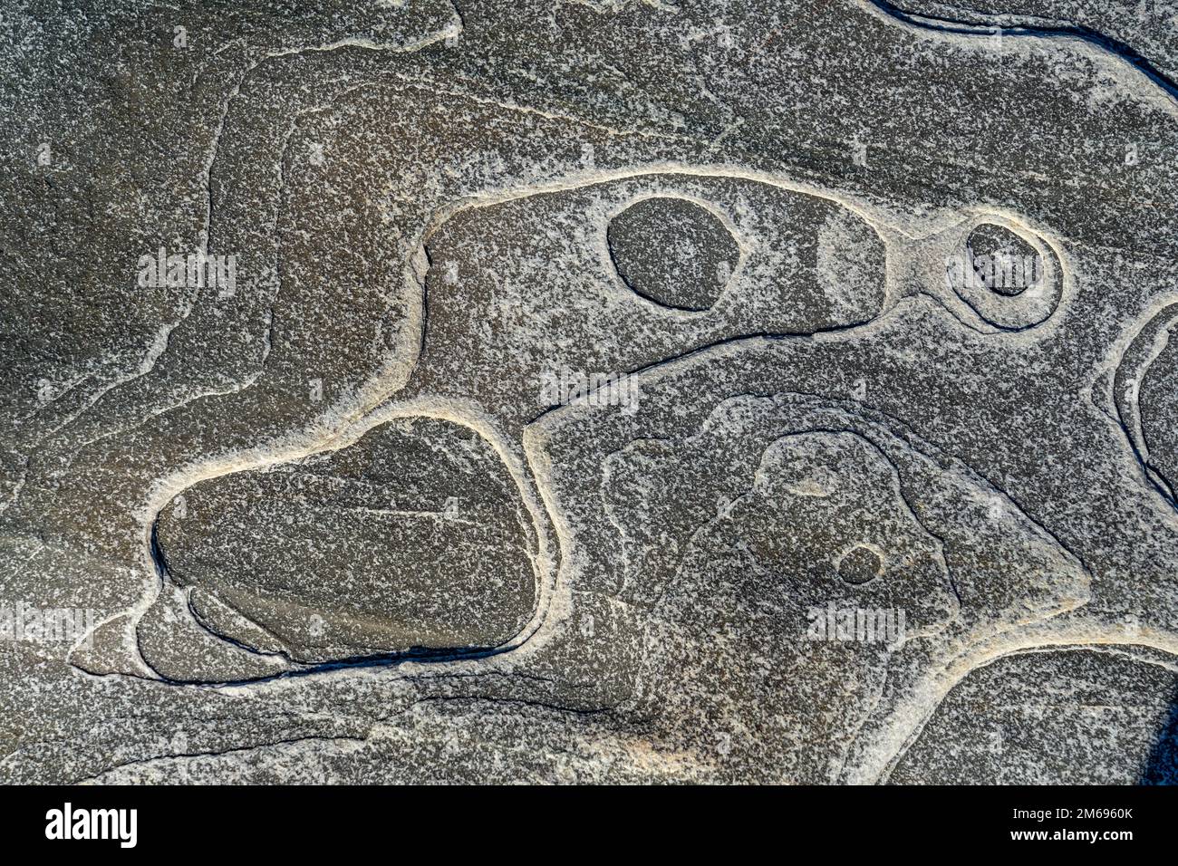 Fondo naturale di roccia su una spiaggia nel nord della Spagna Foto Stock
