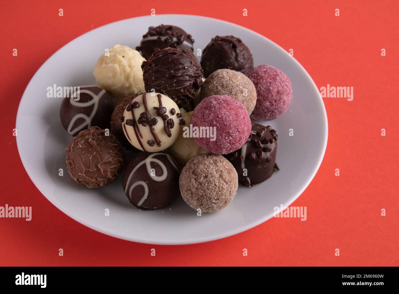 foto cibo dolce in un piatto su uno sfondo rosso Foto Stock