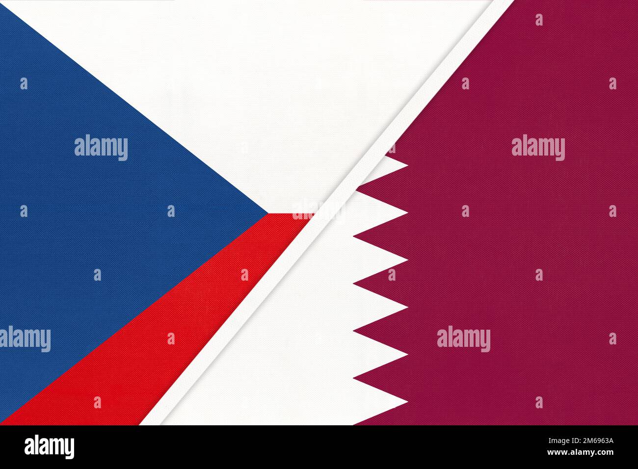 Repubblica Ceca e Qatar, simbolo del paese. Bandiera nazionale di Czechia vs Qatari. Relazioni e partenariato tra due paesi. Foto Stock