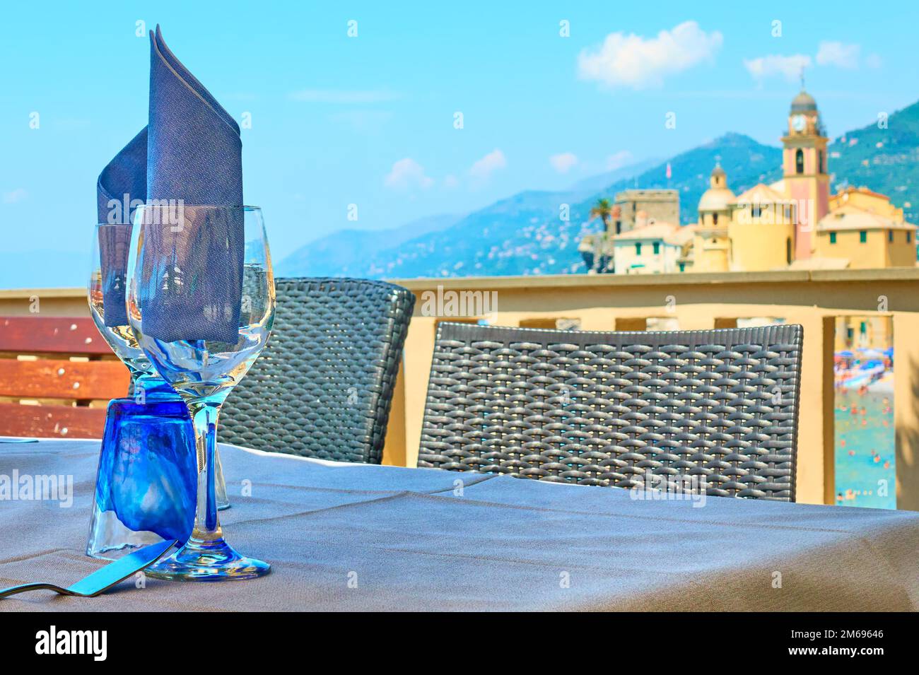 Tavolo con due bicchieri da vino presso il ristorante italiano all'aperto, in Italia Foto Stock