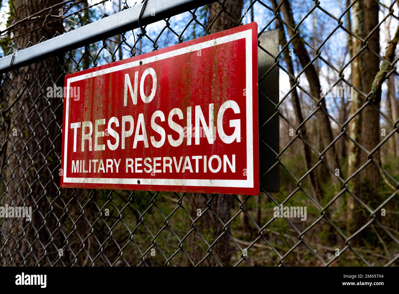 Un cartello di non trasgressione appende lungo la recinzione perimetrale del Connecticut Army National Guard Training Center East Haven Rifle Range, East Haven, Connecticut, 20 aprile 2022. È illegale, in base al Codice degli Stati Uniti titolo 18 Sezione 1382, trasgressione agli Stati Uniti Installazioni militari per includere le installazioni del Dipartimento militare del Connecticut. Foto Stock