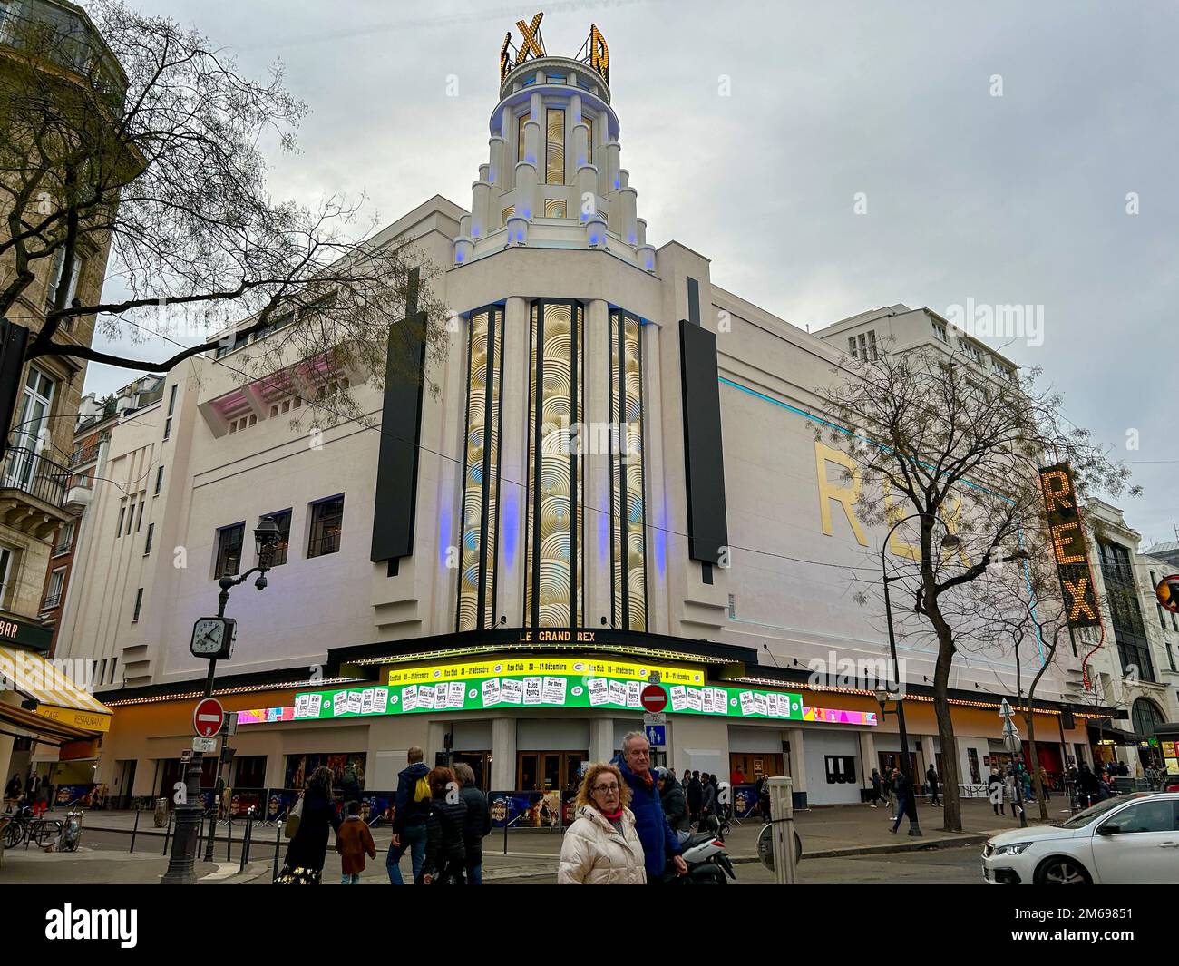 Parigi, Francia, il Grand Rex, cinema d'epoca francese, architettura Monumento storico, architettura Art Deco, facciata esterna, scena di strada, arte degli anni '1930 di parigi Foto Stock