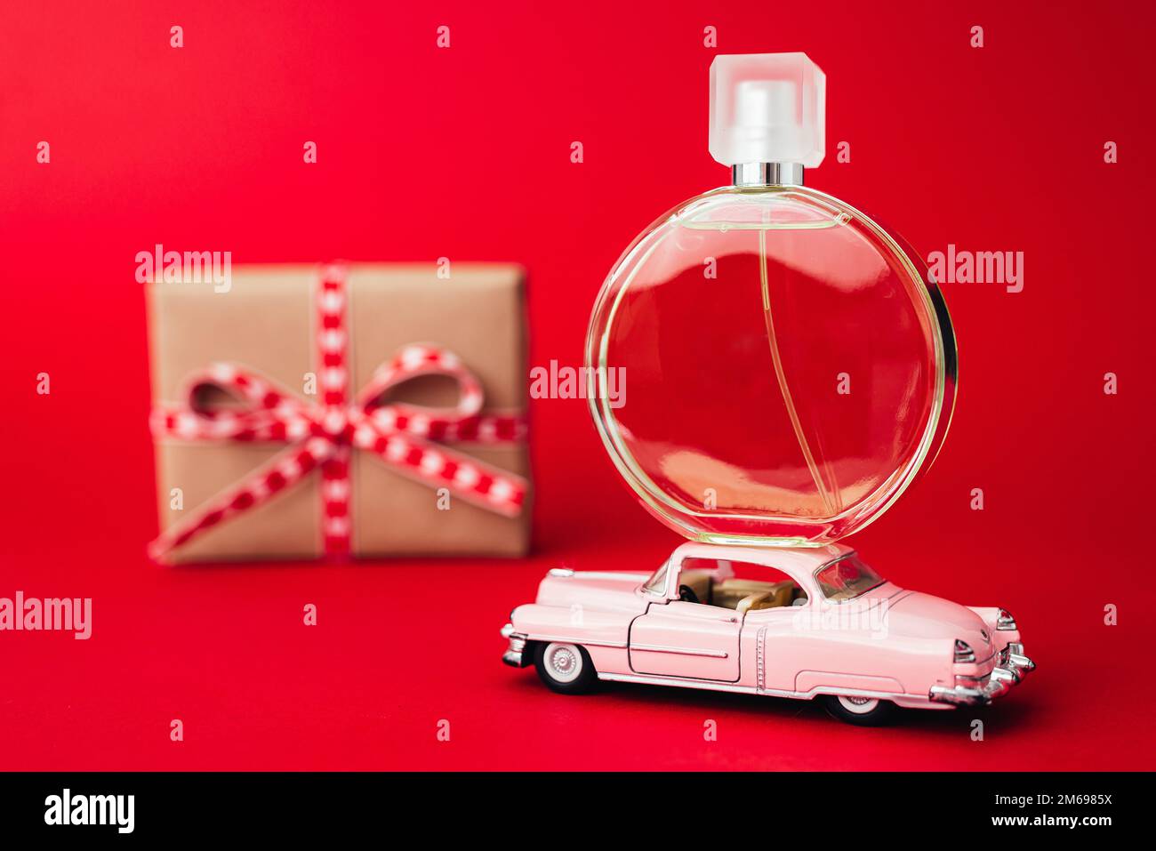 Confezione di profumi e regali su sfondo rosso. Omaggio il giorno di San  Valentino Foto stock - Alamy