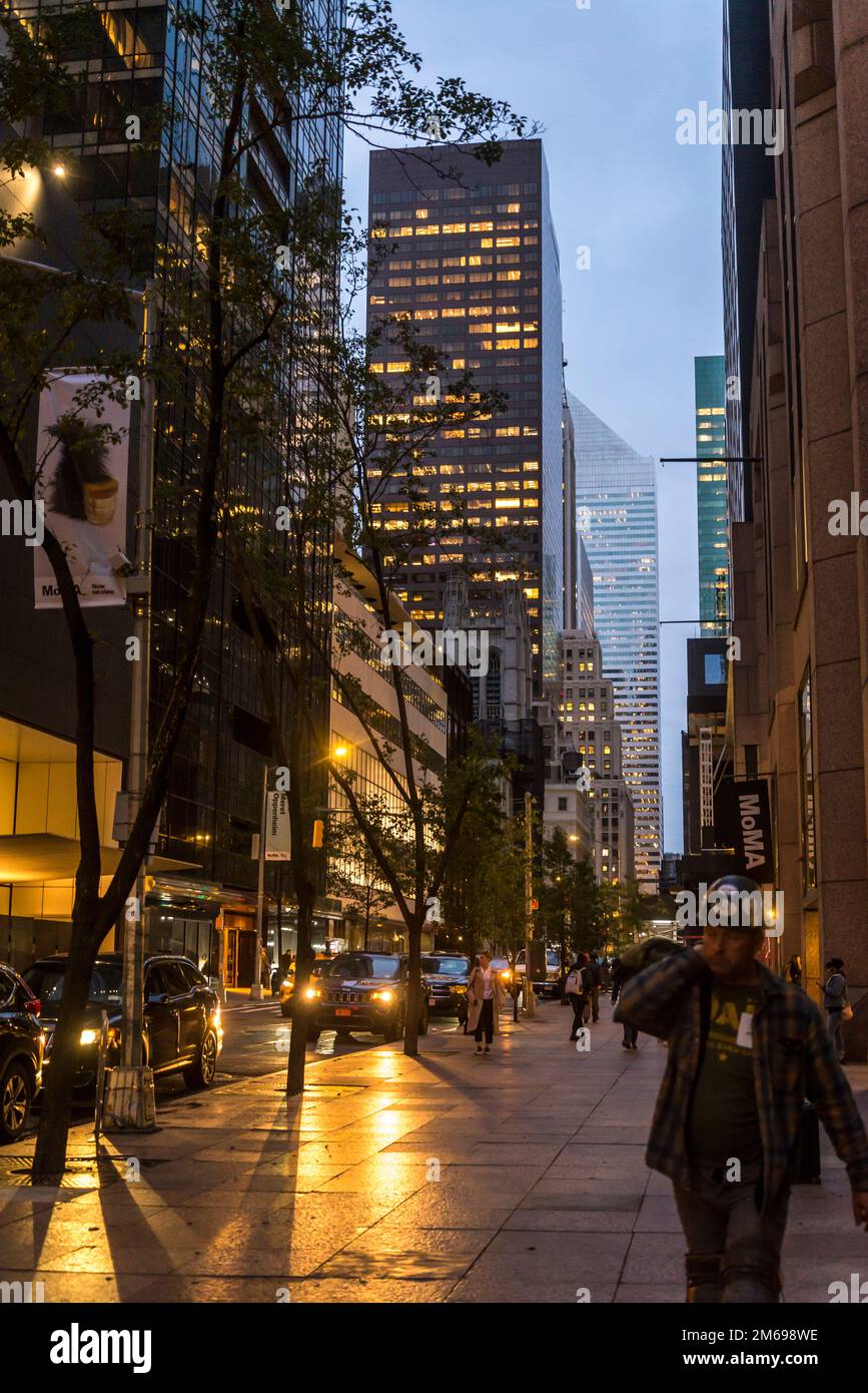 Grattacieli illuminati , 53rd Street, Midtown Manhattan, New York City, USA Foto Stock