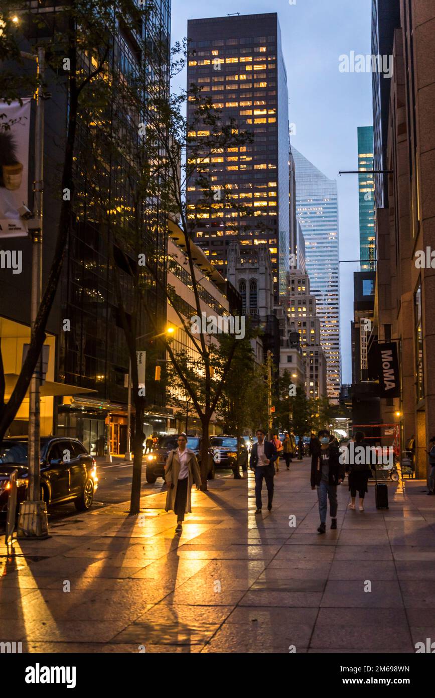 Grattacieli illuminati , 53rd Street, Midtown Manhattan, New York City, USA Foto Stock