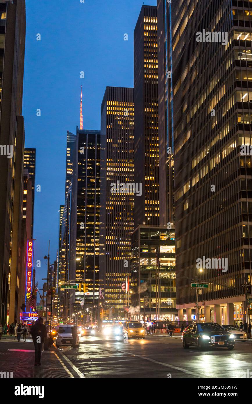 Grattacieli illuminati 6th Avenue, Midtown Manhattan, New York City, USA Foto Stock