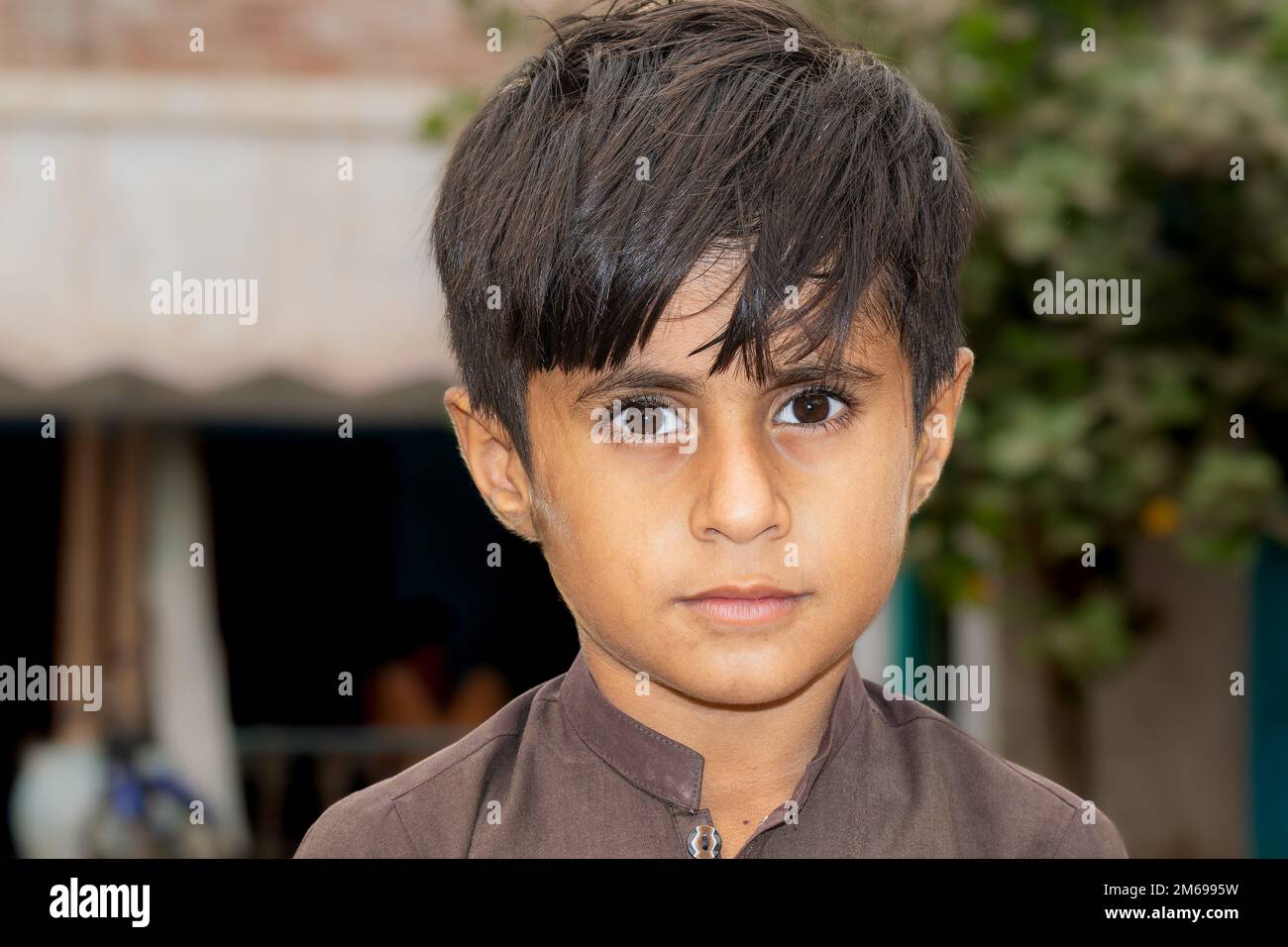 Punjab, Pakistan- 5 gennaio 2022: Bellissimo ritratto di un adolescente pakistano con sfondo sfocato. Immagine ravvicinata del ragazzo. Foto Stock