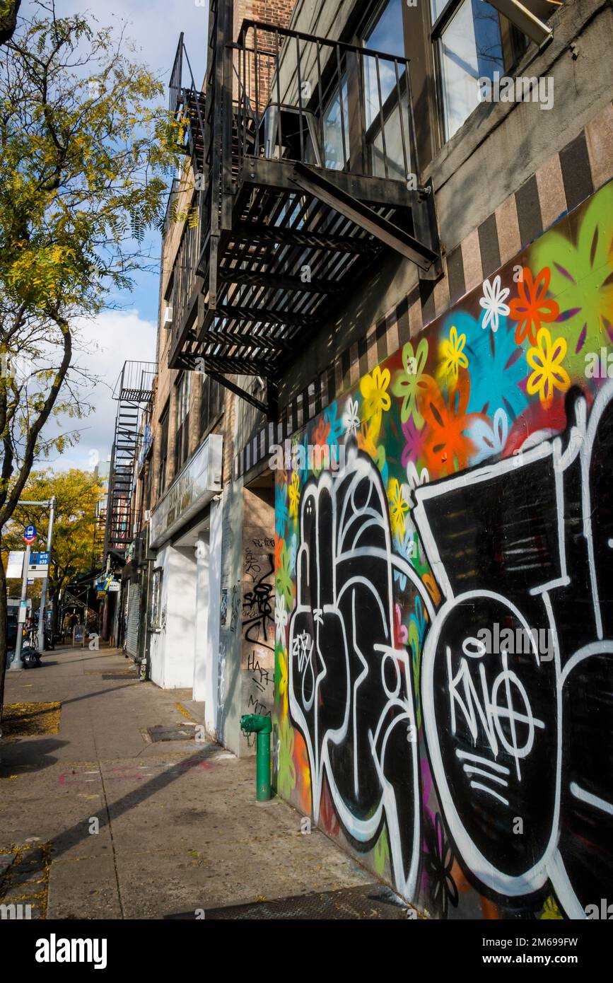 Strada colorata nel Bowery, un quartiere storico nel Lower East Side di Manhattan, New York City, USA Foto Stock