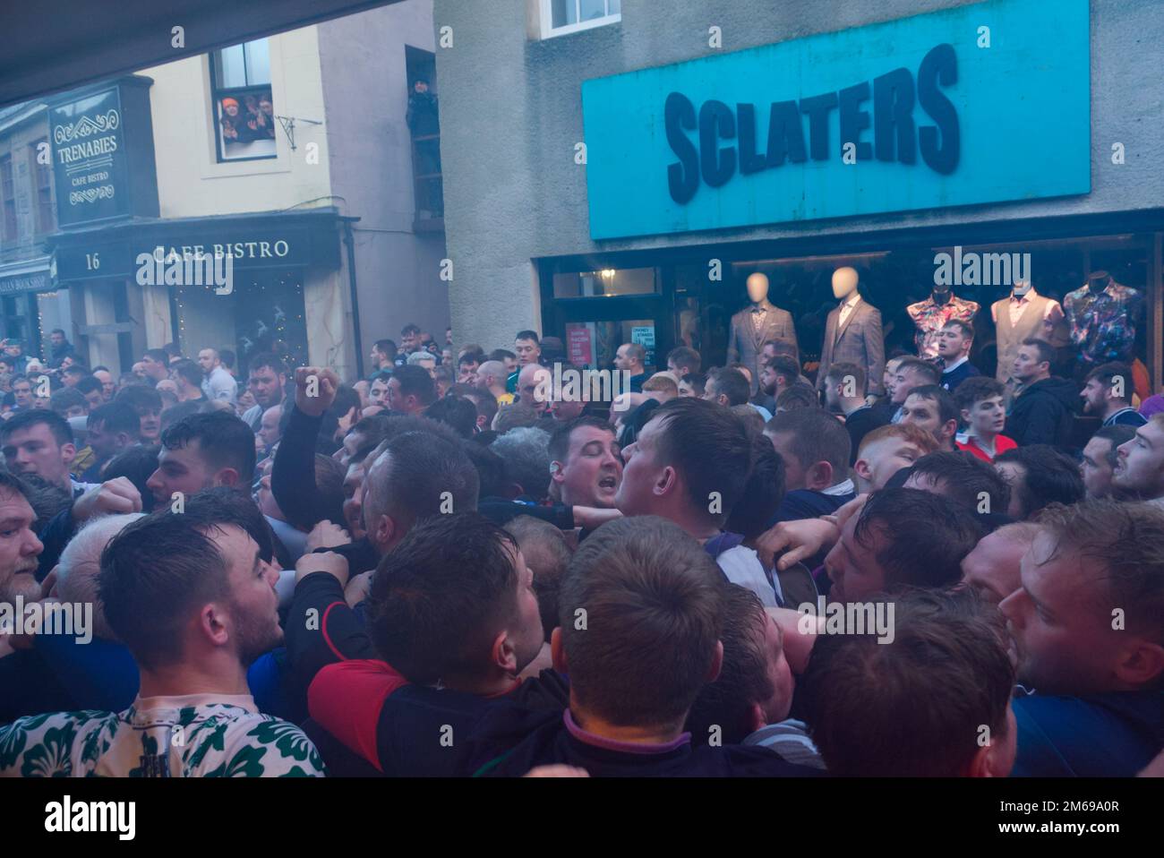 La Ba miscum di Capodanno in Albert Street, Kirkwall, Orkney Foto Stock