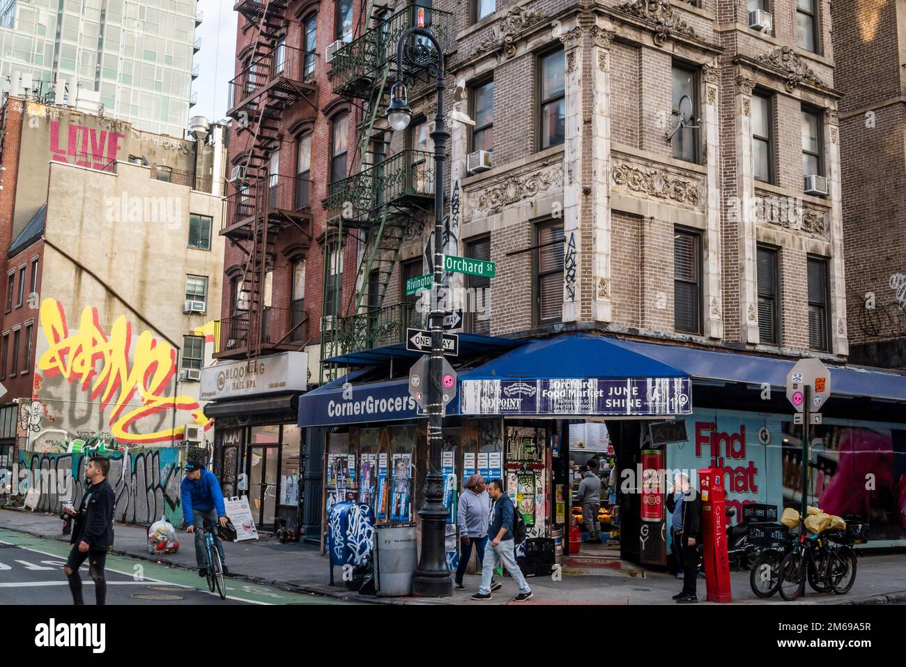 Street in the Bowery, un quartiere storico nel Lower East Side di Manhattan, New York City, USA Foto Stock