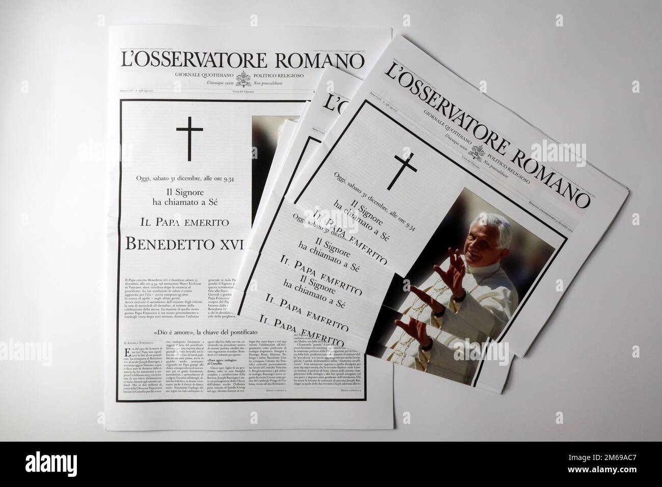 Città del Vaticano, 31 dicembre 2022: Edizione speciale del giornale Vaticano l'Osservatore Romano che riporta la notizia della morte DI PAPA BENEDETTO XVI Foto Stock