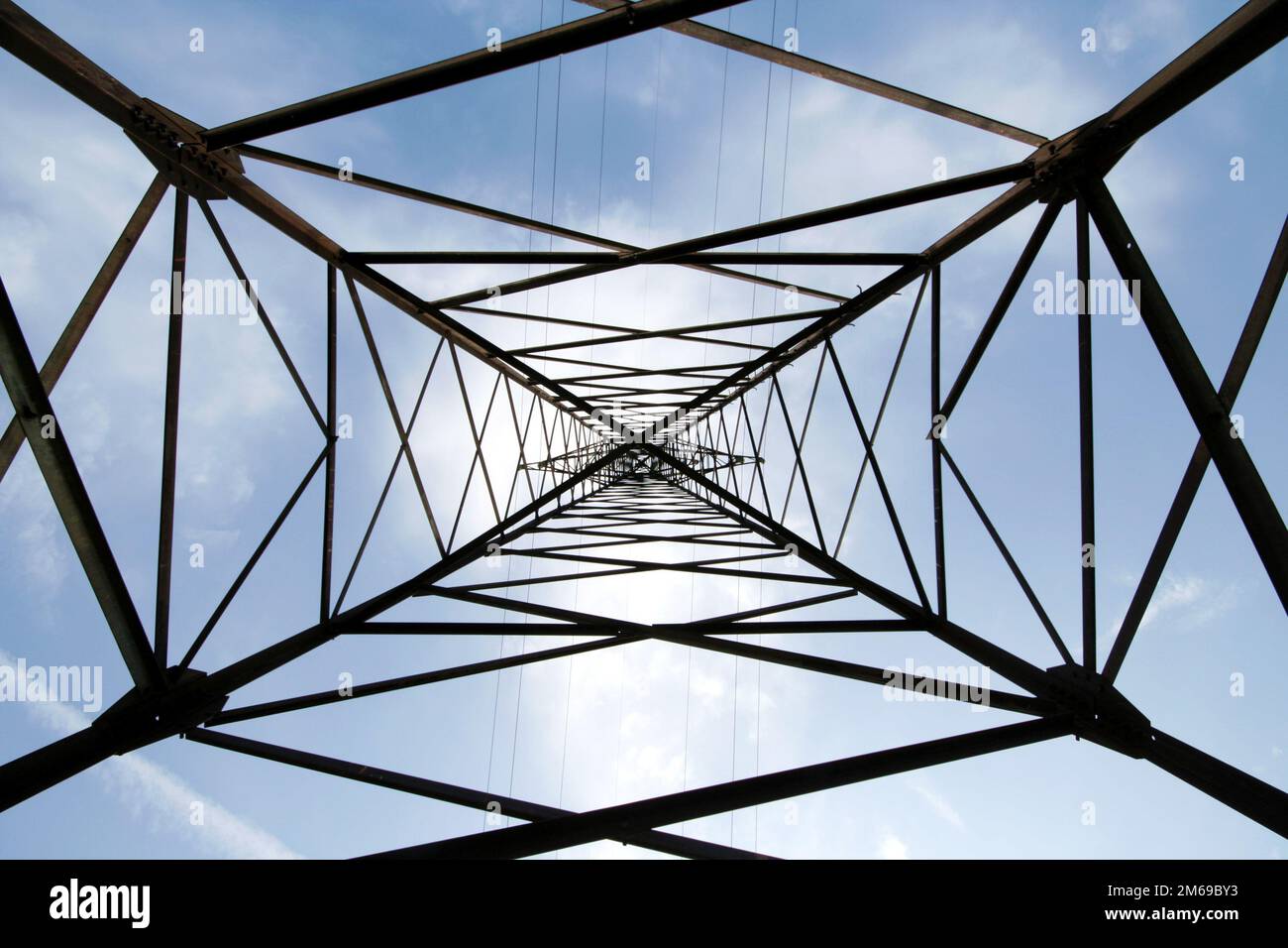 Supporto metallico di una linea di trasmissione elettrica su sfondo cielo Foto Stock