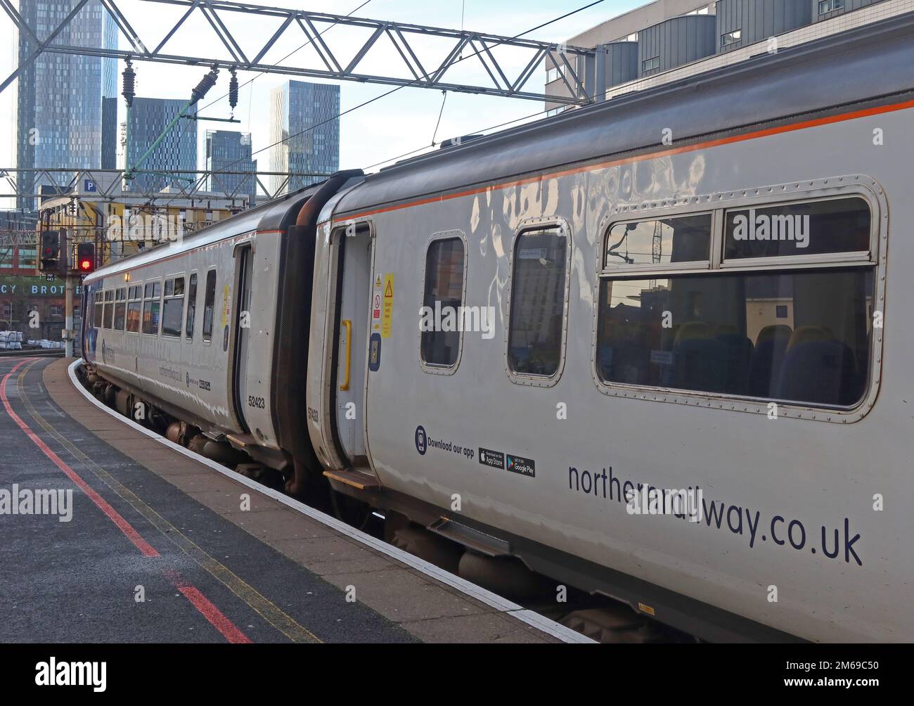 Northern Railway 52423 DMU treno pacer alla stazione di Oxford Road, Manchester, Inghilterra, Regno Unito, M1 6FU, piattaforma 5 Foto Stock