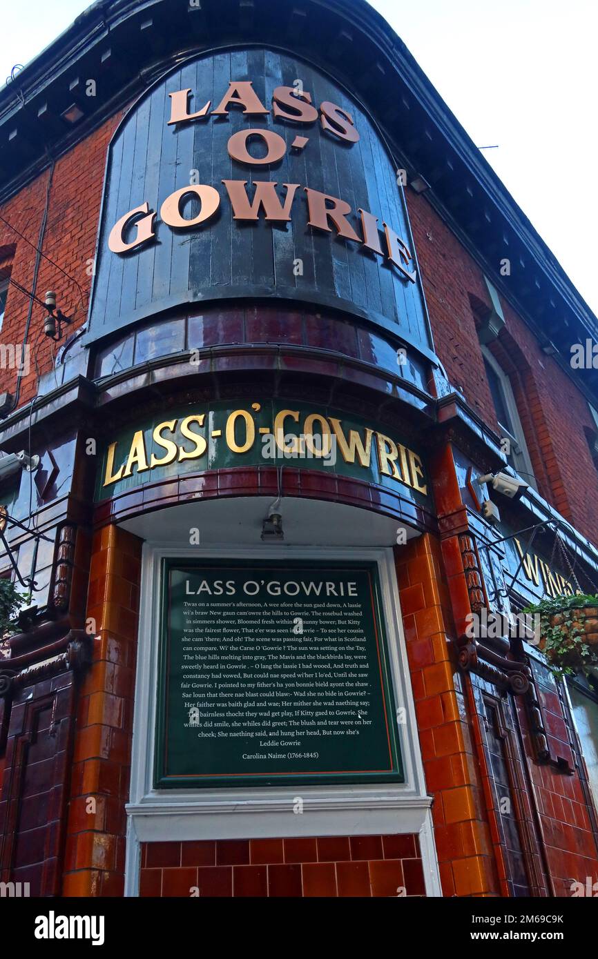 Corner of Lass o'Gowie pub, 36 Charles St, Manchester, Inghilterra, Regno Unito, M1 7DB, con poesia Foto Stock
