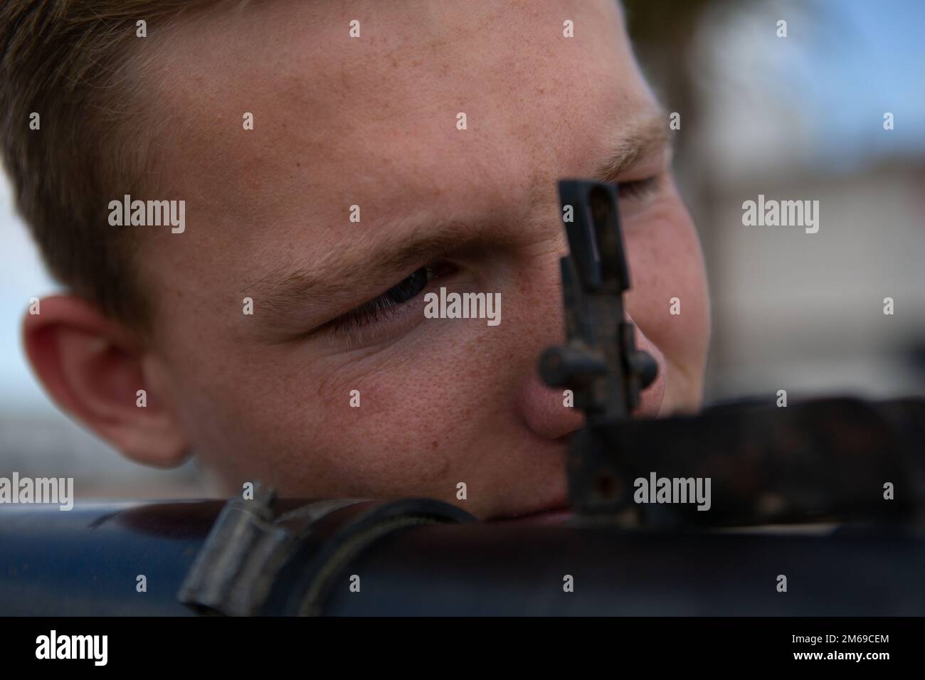 NEGLI STATI UNITI Air Force Junior Reserve Officer Training Corps cadet della Mitchell High School guarda giù le attrazioni di una granata a propulsione di razzo durante la mostra statica sulla Marine Corps Air Station Miramar, San Diego, California, 20 aprile 2022. I cadetti hanno anche ricevuto un percorso a ostacoli e una dimostrazione del programma di arti marziali del corpo dei Marine, hanno visitato la torre di controllo del traffico aereo e hanno visto un'esposizione statica sulla linea di volo come parte di una visita alla base per familiarizzare con le operazioni delle stazioni aeree e la vita quotidiana nell'esercito. Foto Stock