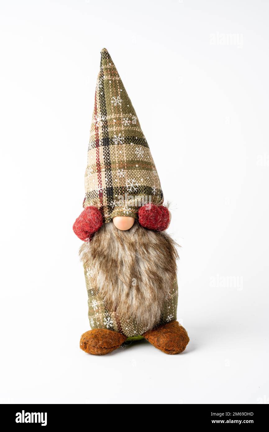 tartan vestito cudly gonk norweigan giocattolo da collezione morbido isolato su uno sfondo bianco Foto Stock