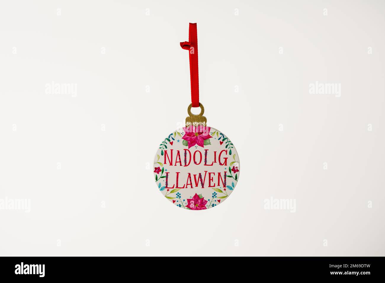 Lingua gallese celtico appeso albero di natale decorazione isolato su uno sfondo bianco Nadolig Llawen Foto Stock