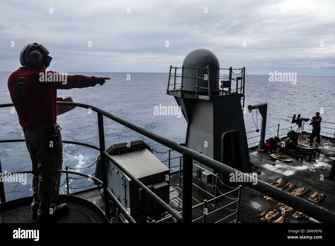 MARE DELLE FILIPPINE (20 aprile 2022) Lt. CMdR. Marvin Bartholomew, ufficiale di gestione degli ordinanze, da Angeles City, Filippine, istruisce i marinai durante un'esercitazione di fuoco a bordo della portaerei di classe Nimitz USS Abraham Lincoln (CVN 72). Abraham Lincoln Strike Group è in fase di implementazione pianificata nell'area delle operazioni della flotta 7th degli Stati Uniti per migliorare l'interoperabilità attraverso alleanze e partnership e al tempo stesso fungere da forza di risposta pronta a sostegno di una regione indomPacifico libera e aperta. Foto Stock