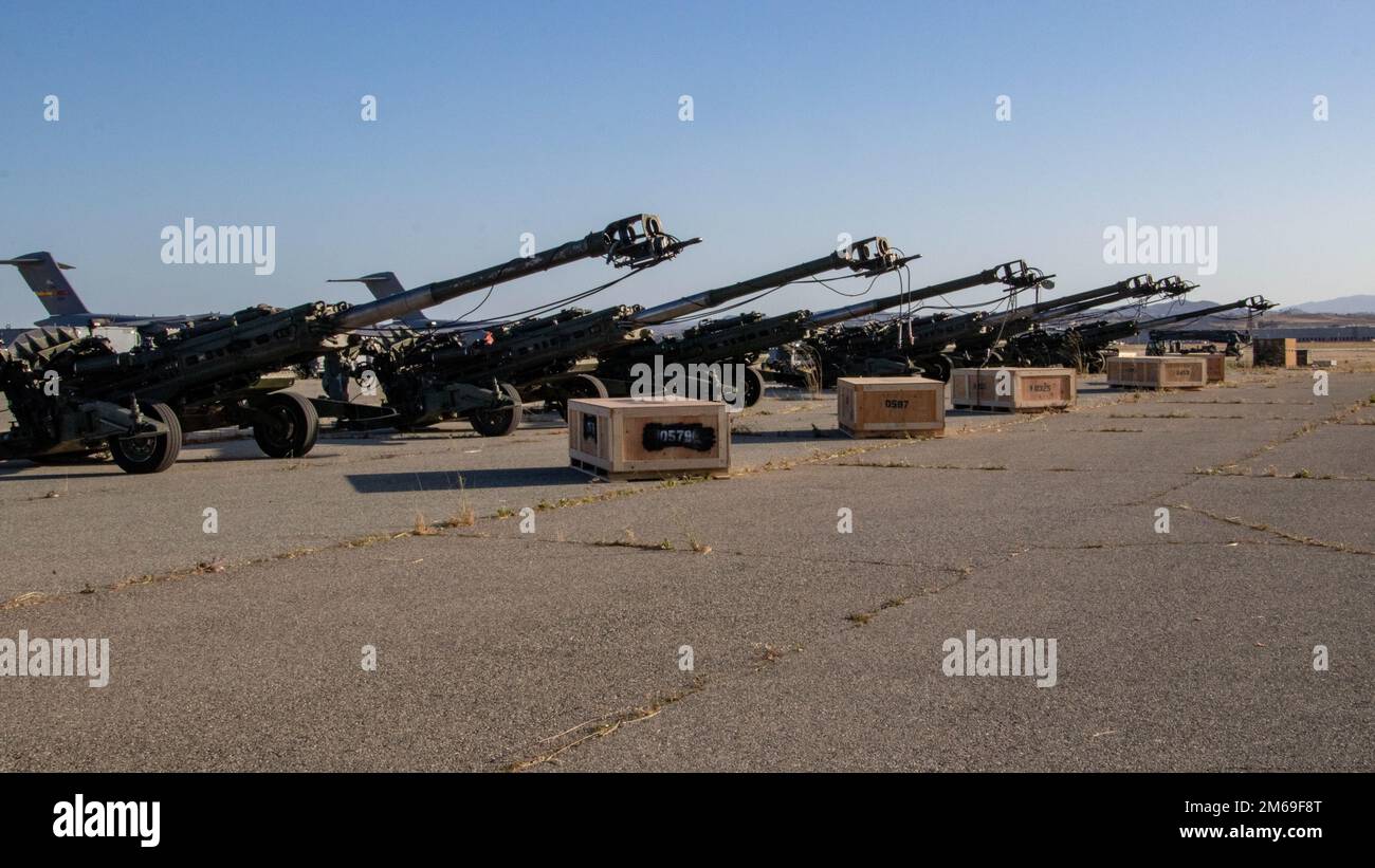 M777 obici di 2nd battaglione, 11th Marine Regiment, 1st Marine Division sono in scena su una linea di volo alla base della riserva aerea di marzo, California, 20 aprile 2022. Gli obici e le munizioni del M777 fanno parte di un drowdown presidenziale dell'assistenza alla sicurezza per soddisfare le urgenti necessità ucraine. Gli Stati Uniti continueranno a utilizzare tutti gli strumenti disponibili per sostenere le forze armate ucraine di fronte all'aggressione russa. Foto Stock