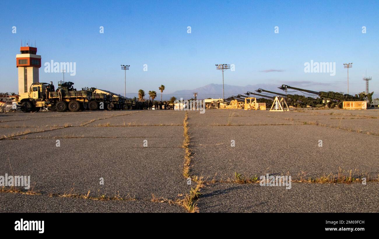 STATI UNITI Marines con 2nd battaglione, 11th Regimento Marino, 1st Divisione Marina, palcoscenico M777 obici su una linea di volo presso la base della riserva aerea di marzo, California, 20 aprile 2022. Gli obici e le munizioni del M777 fanno parte di un drowdown presidenziale dell'assistenza alla sicurezza per soddisfare le urgenti necessità ucraine. Gli Stati Uniti continueranno a utilizzare tutti gli strumenti disponibili per sostenere le forze armate ucraine di fronte all'aggressione russa. Foto Stock