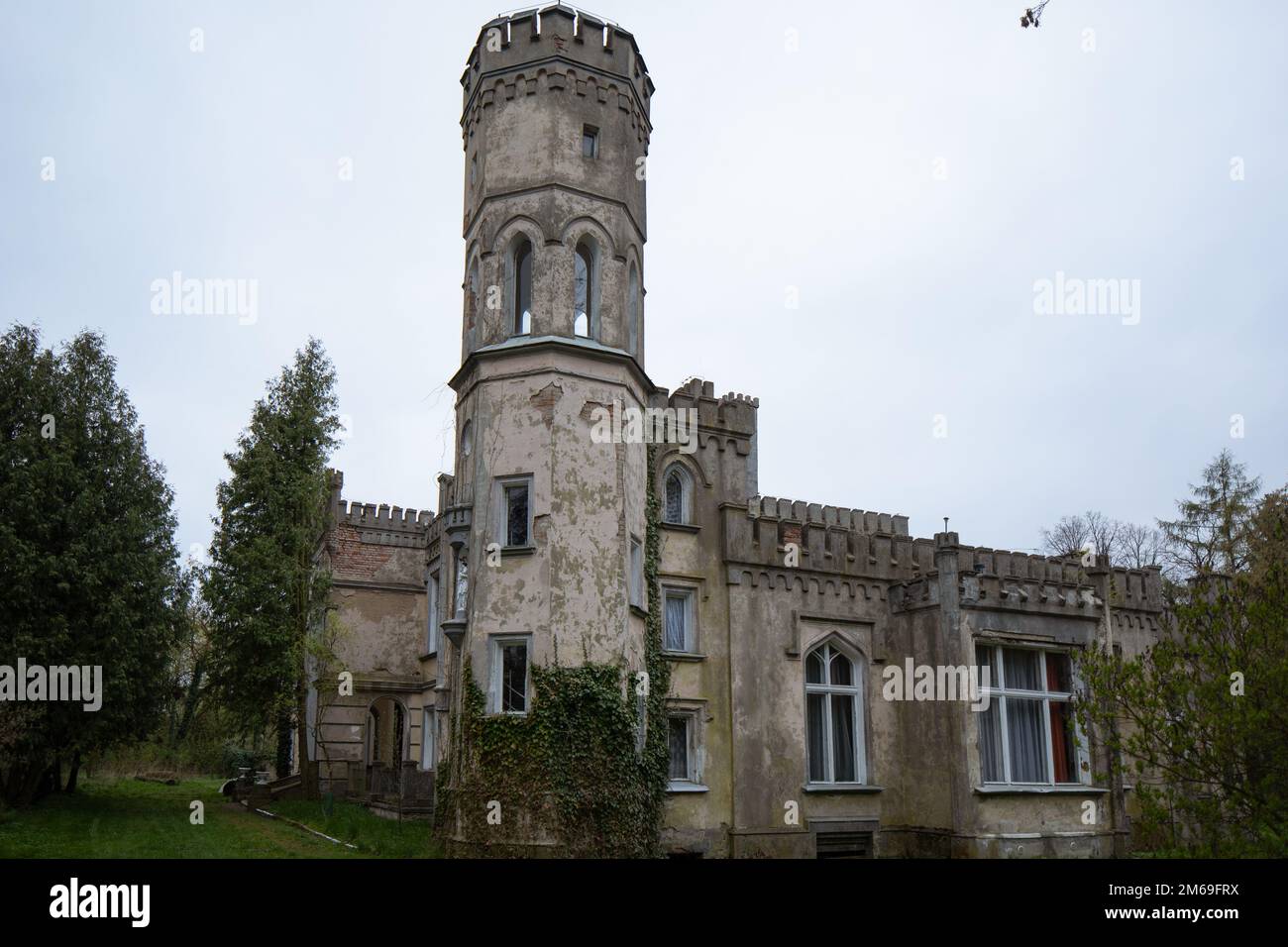 Il palazzo neogotico nel villaggio di Arcugowo, una casa padronale del 1815 fondata da Michał Roznowski. Polonia Foto Stock