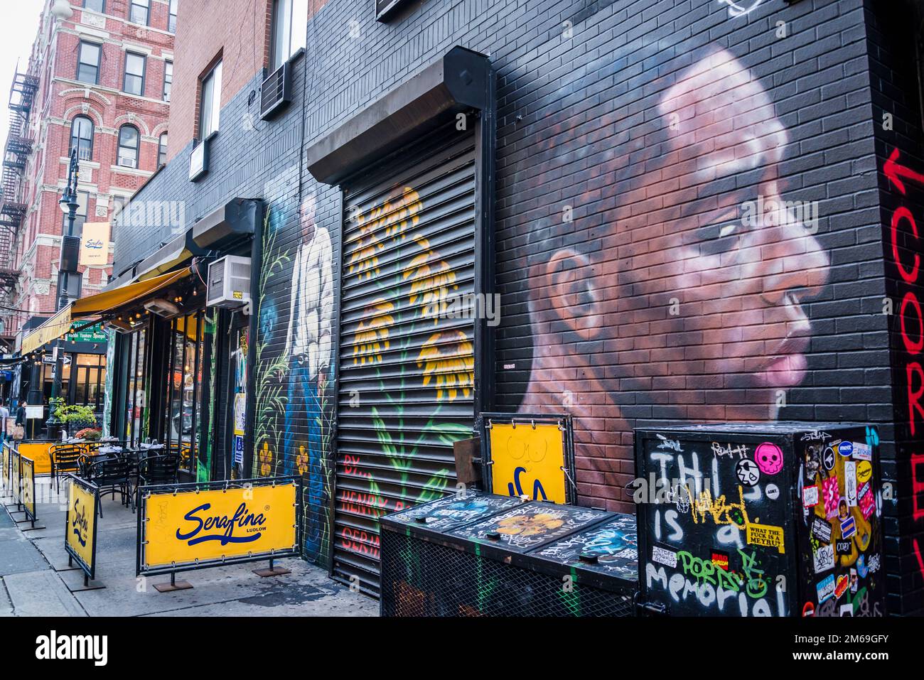 Street con bar e ristoranti nel Bowery, un quartiere storico nel Lower East Side di Manhattan, New York City, USA Foto Stock