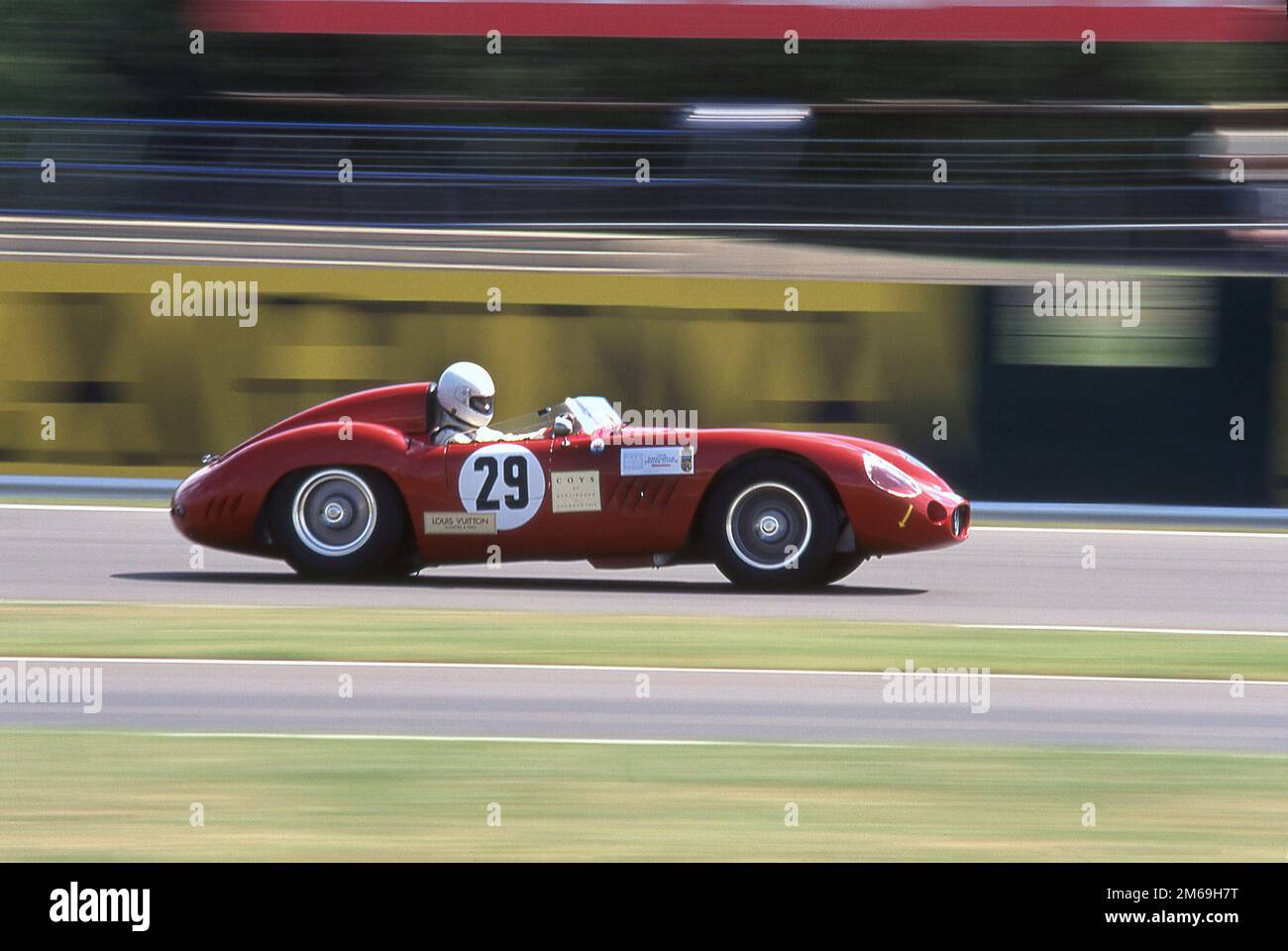 Mark Knopfler alla guida della sua Maserati 300S ar The Coys Historic Festival gare automobilistiche classiche a Silverstone il 1995 luglio Foto Stock