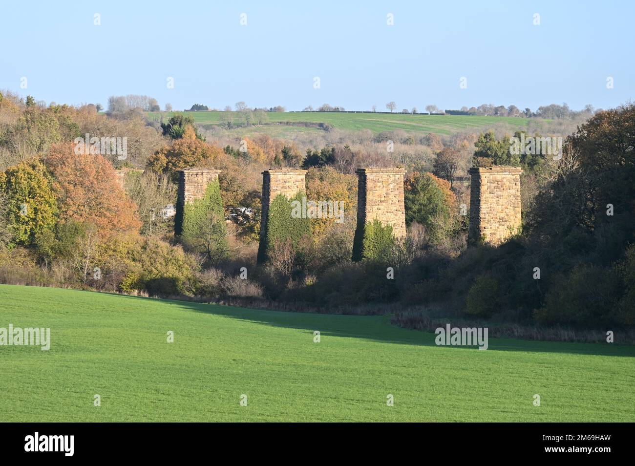 Il viadotto NO2 disusato vicino al villaggio nord di Oxfordshire di Hook Norton. Il viadotto portava la Banbury alla ferrovia di Cheltenham che era chiusa Foto Stock