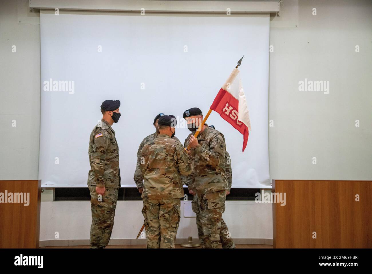 Andrew Doyle, USA Esercito Southern European Task Force, Africa, sede uscente supporto il comandante della società scambia la sede supporto la società guidon al comandante del battaglione Lt. Col. John Baker durante la cerimonia di cambio di comando a Caserma del-DIN, Vicenza, Italia, 21 aprile 2022. La cerimonia del cambio di comando rappresenta il passaggio ufficiale dell'autorità dal comandante uscente al comandante entrante. Foto Stock