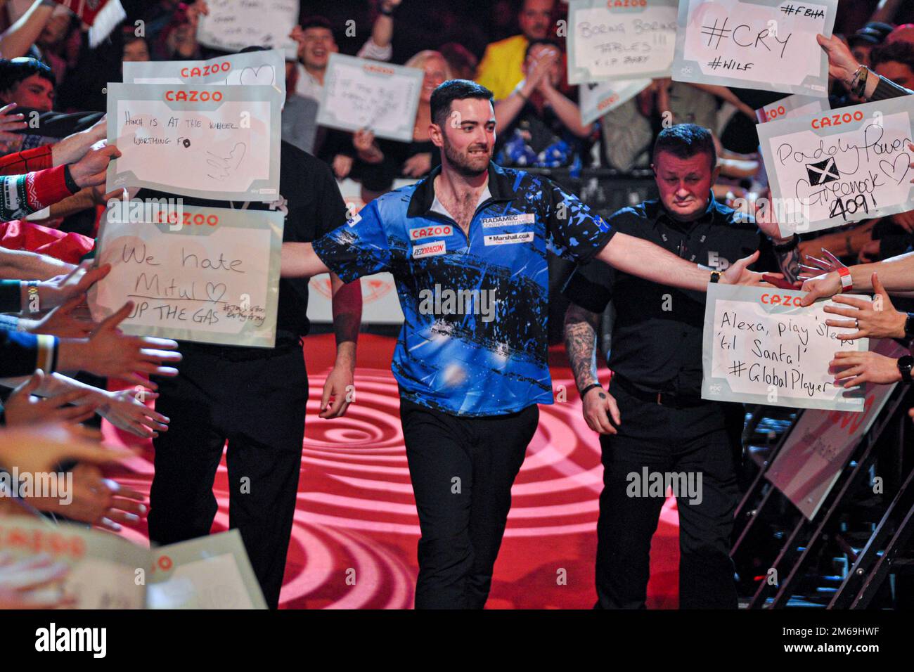 LONDRA, REGNO UNITO - 22 DICEMBRE: Luke Humphries of England si fa strada sul palco durante il giorno otto del Cazoo World Darts Championship all'Alexandra Palace il 21 dicembre 2022 a Londra, Inghilterra. (Foto di Pieter Verbeek/BSR Agency) Foto Stock