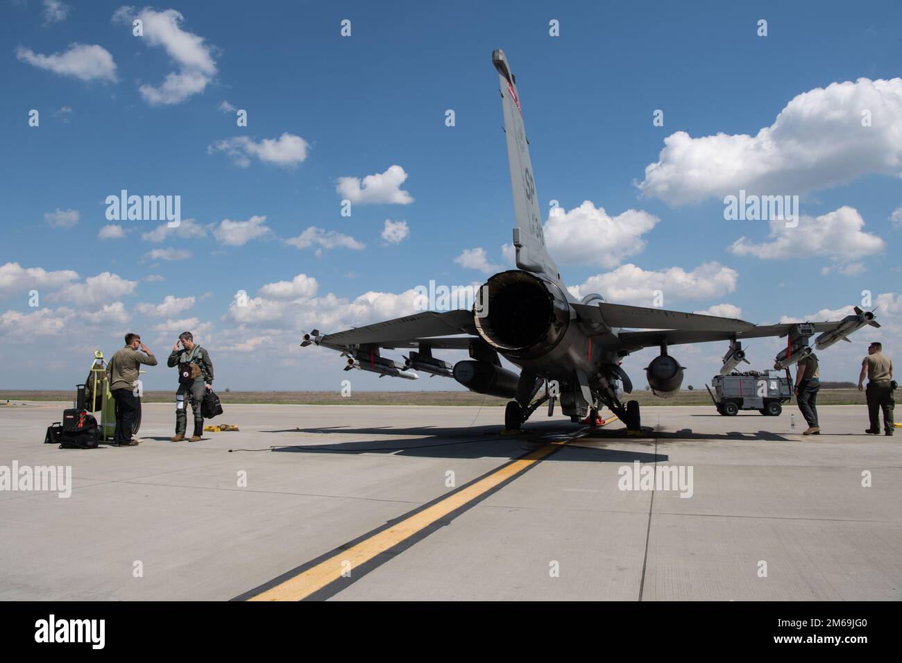 STATI UNITI William McKibban, vice comandante di 52nd Fighter Wing, e Airman 1st Class Nick Markas, 480th capo equipaggio di Expeditionary Fighter Squadron, si scambiano i saluti accanto a un US Air Force F-16 Fighting Falcon Fighter Jet dopo il volo di McKibban alla base aerea 86th, Romania, 21 aprile 2022. McKibban ha visitato il 86th AB per incontrare gli Airmen, osservare le operazioni e incontrare il comandante della base rumena. Foto Stock