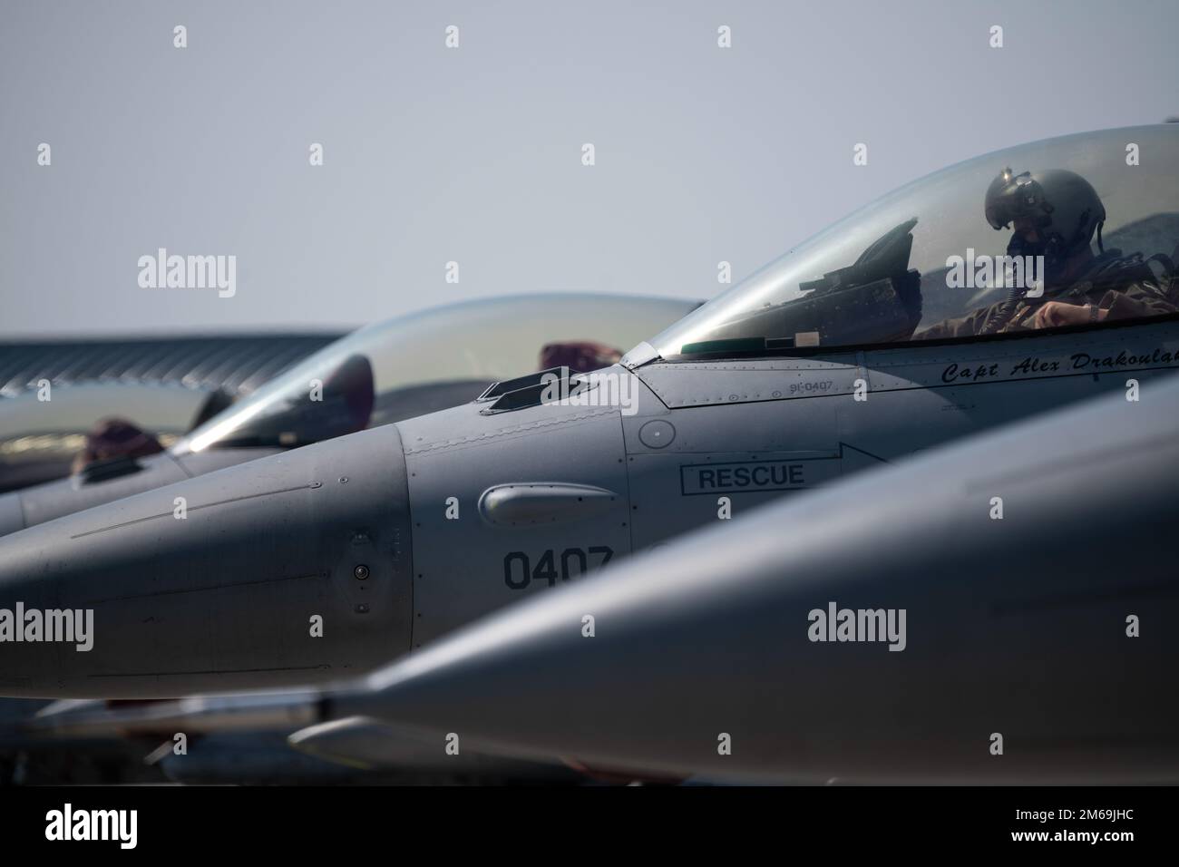 STATI UNITI L'Aeronautica militare del Colon. William McKibban, vice comandante di 52nd Fighter Wing (a destra), e il Major Thomas Davis, pilota di 480th Expeditionary Fighter Squadron F-16 Fighting Falcon, si preparano per il decollo in aerei da combattimento F-16 presso la base aerea 86th, Romania, 21 aprile 2022. McKibban ha visitato il 86th AB per incontrare gli Airmen, osservare le operazioni e incontrare il comandante della base rumena. Foto Stock
