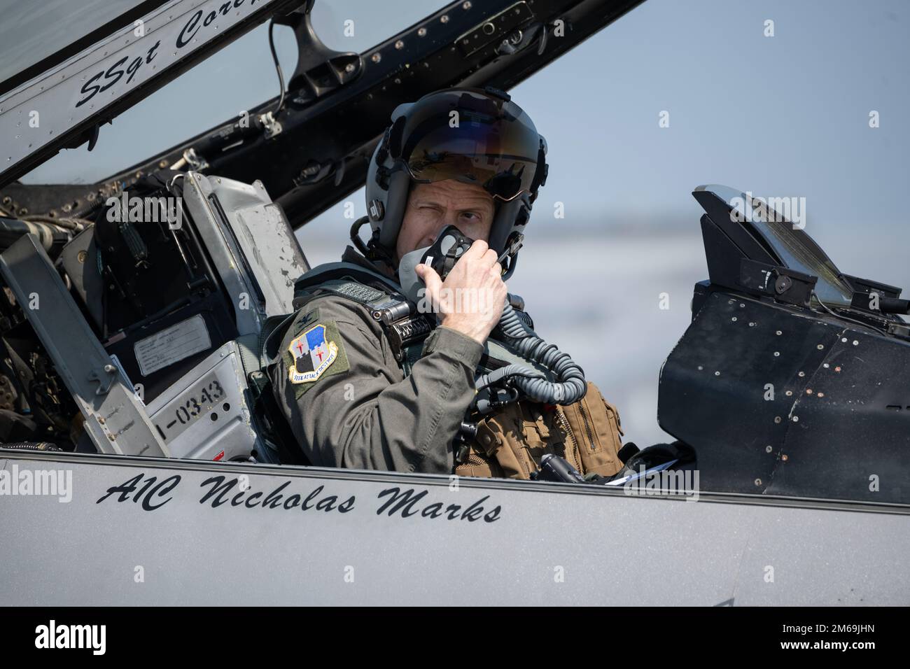 STATI UNITI William McKibban, vice comandante di 52nd Fighter Wing, regola la sua maschera mentre si prepara ad avviare i motori di un F-16 Fighting Falcon alla base aerea 86th, Romania, 21 aprile 2022. McKibban ha visitato il 86th AB per incontrare gli Airmen, osservare le operazioni e incontrare il comandante della base rumena. Foto Stock