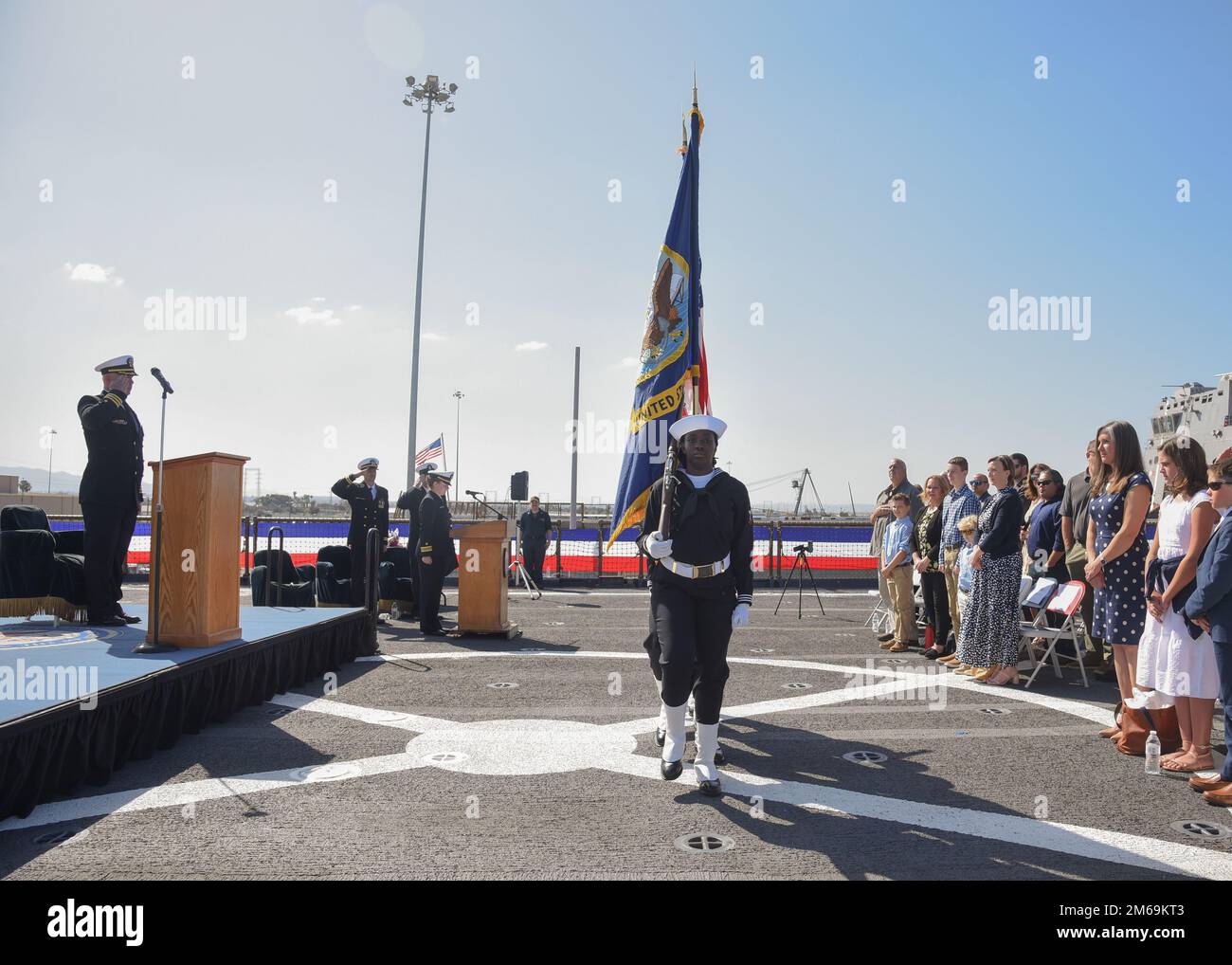 SAN DIEGO (21 aprile 2022) la guardia dei colori presenta i colori durante una cerimonia di cambio di comando a bordo della nave di sbarco anfibio USS Germantown (LSD 42), 21 aprile 2022. CMdR. Michael J. Welgan sollevato CMdR. Greenfield come comandante di Germantown durante la cerimonia. Germantown, una parte del gruppo Expeditionary Strike 3, è una nave di atterraggio anfibio di classe Whidbey Island ospita a San Diego. Foto Stock